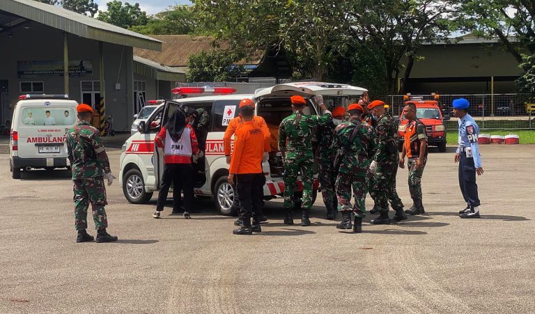 Helikopter tersebut sebelumnya terbang dari Bandara Sintang menuju Kubu Raya dengan membawa dua kru dan enam penumpang. Kontak terakhir terjadi pada pagi hari sebelum akhirnya dinyatakan hilang komunikasi.