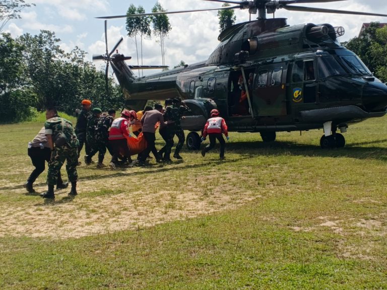 Helikopter tersebut sebelumnya terbang dari Bandara Sintang menuju Kubu Raya dengan membawa dua kru dan enam penumpang. Kontak terakhir terjadi pada pagi hari sebelum akhirnya dinyatakan hilang komunikasi.