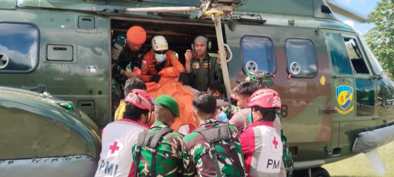 EKOBISNIS.COM: TNI Angkatan Udara terus melaksanakan operasi pencarian dan evakuasi terhadap helikopter sipil PK-CFX milik PT Matthew Air Nusantara yang dilaporkan hilang kontak di wilayah Kalimantan Barat, Kamis (16/4/2026).  Helikopter tersebut sebelumnya terbang dari Bandara Sintang menuju Kubu Raya dengan membawa dua kru dan enam penumpang. Kontak terakhir terjadi pada pagi hari sebelum akhirnya dinyatakan hilang komunikasi.  Dalam operasi ini, TNI AU mengerahkan helikopter NAS-332 Super Puma bersama prajurit Korps Pasukan Gerak Cepat (Korpasgat) dan Basarnas untuk melaksanakan pencarian dari udara. Tim berhasil menemukan lokasi helikopter di area perbukitan.  Pada misi lanjutan, helikopter TNI AU berhasil mengevakuasi 8 korban meninggal dunia dari lokasi kejadian. Seluruh korban telah tiba di Lanud Supadio untuk penanganan lebih lanjut, dengan tetap mengutamakan faktor keselamatan.***(Foto: Ekobisnis.com/Dok Dispenau)