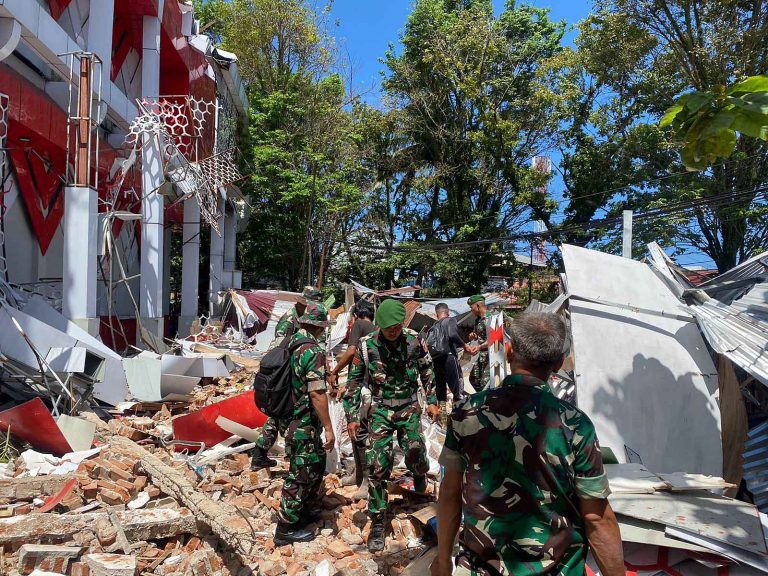 Melalui prajurit Kodam XIII/Merdeka, TNI bergerak sigap memberikan bantuan kepada pemerintah daerah dalam penanganan dampak bencana.