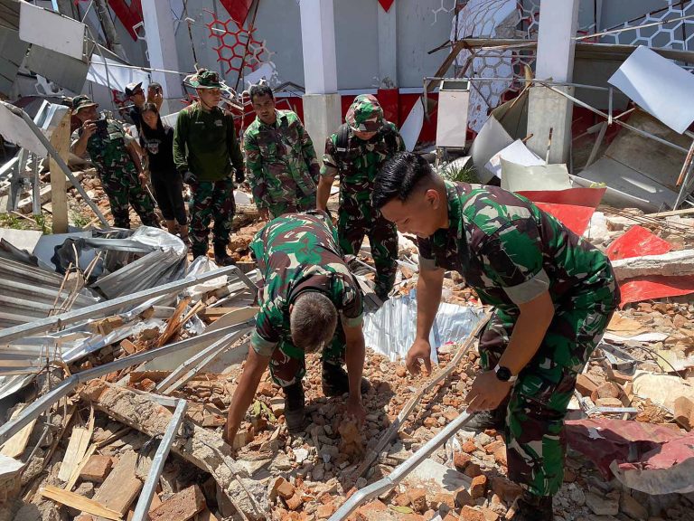 Melalui prajurit Kodam XIII/Merdeka, TNI bergerak sigap memberikan bantuan kepada pemerintah daerah dalam penanganan dampak bencana.