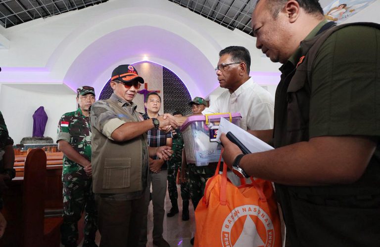 Dalam kesempatan itu, Suharyanto mengapresiasi kesigapan warga dan pihak gereja yang telah melakukan pembersihan mandiri. Ia menekankan bahwa meskipun telah terjadi lebih dari 400 gempa susulan, masyarakat tidak perlu panik berlebihan.