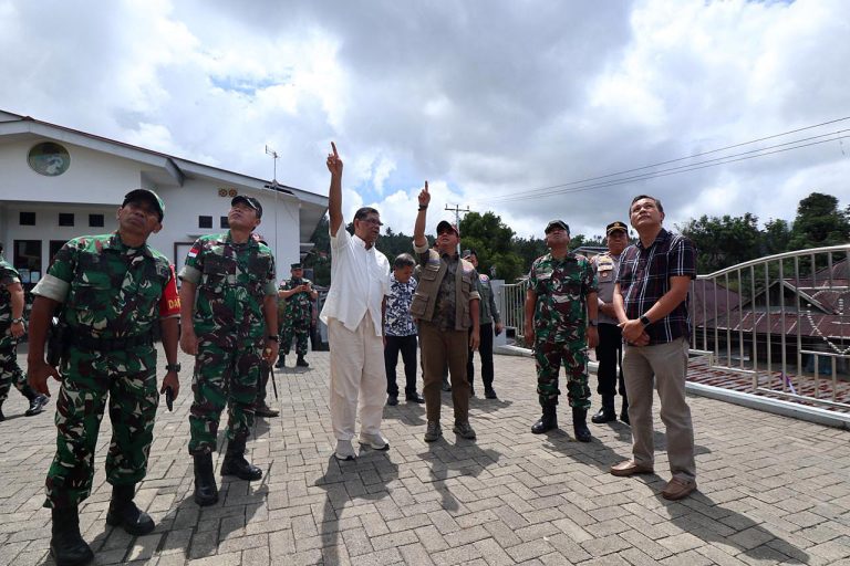 Kepala Badan Nasional Penanggulangan Bencana (BNPB) Letjen TNI Suharyanto melihat langsung kondisi Gereja Katolik Paroki Bunda Hati Kudus, Rumengkor, Kabupaten Minahasa, Jumat (3/4/2026).  Ini adalah titik ketiga yang dikunjungi Kepala BNPB dalam rangkaian kegiatan peninjauan lokasi demi memastikan penanganan dampak gempa bumi M 7,6 yang terjadi kemarin berjalan optimal, sekaligus memberikan rasa aman bagi jemaat yang akan beribadah.  Dalam kesempatan itu, Suharyanto mengapresiasi kesigapan warga dan pihak gereja yang telah melakukan pembersihan mandiri. Ia menekankan bahwa meskipun telah terjadi lebih dari 400 gempa susulan, masyarakat tidak perlu panik berlebihan.***(Foto: Ekobisnis.com/Dok BNPB)
