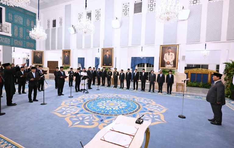 Dalam acara tersebut, Liliek Prisbawono Adi diangkat menjadi Hakim Konstitusi berdasarkan pada Keputusan Presiden Republik Indonesia Nomor 36/P Tahun 2026 tentang Pemberhentian dan Pengangkatan Hakim Konstitusi yang Diajukan oleh Mahkamah Agung.