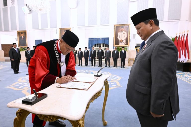 Dalam acara tersebut, Liliek Prisbawono Adi diangkat menjadi Hakim Konstitusi berdasarkan pada Keputusan Presiden Republik Indonesia Nomor 36/P Tahun 2026 tentang Pemberhentian dan Pengangkatan Hakim Konstitusi yang Diajukan oleh Mahkamah Agung.
