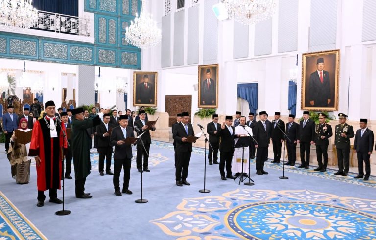 EKOBISNIS.COM: Presiden Prabowo Subianto menyaksikan pengucapan sumpah Hakim Konstitusi, serta keanggotaan Ombudsman Republik Indonesia (RI) masa jabatan tahun 2026-2031 di Istana Negara, Jakarta, Jumat (10/4/2026).   Dalam acara tersebut, Liliek Prisbawono Adi diangkat menjadi Hakim Konstitusi berdasarkan pada Keputusan Presiden Republik Indonesia Nomor 36/P Tahun 2026 tentang Pemberhentian dan Pengangkatan Hakim Konstitusi yang Diajukan oleh Mahkamah Agung.  Sementara itu, pengangkatan keanggotaan Ombudsman RI masa jabatan tahun 2026-2031 didasarkan pada Keputusan Presiden Republik Indonesia Nomor 20/P Tahun 2026 tentang Pemberhentian dan Pengangkatan Keanggotaan Ombudsman Republik Indonesia. Adapun nama-nama yang diangkat dalam keanggotaan Ombudsman RI masa jabatan tahun 2026-2031, yakni:  Hery Susanto, sebagai Ketua merangkap anggota Rahmadi Indra Tektona, sebagai Wakil Ketua merangkap anggota Abdul Ghoffar, sebagai anggota Fikri Yasin, sebagai anggota Maneger Nasution, sebagai anggota Nuzran Joher, sebagai anggota Partono, sebagai anggota Robertus Na Endi Jaweng, sebagai anggota dan Syafrida Rachmawati Rasahan, sebagai anggota.***(Foto: Ekobisnis.com/BPMI Setpres/Muchlis Jr)