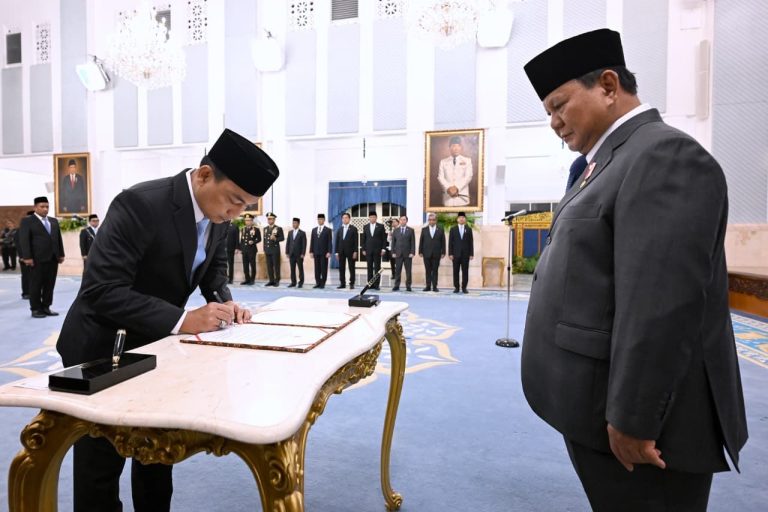 Dalam acara tersebut, Liliek Prisbawono Adi diangkat menjadi Hakim Konstitusi berdasarkan pada Keputusan Presiden Republik Indonesia Nomor 36/P Tahun 2026 tentang Pemberhentian dan Pengangkatan Hakim Konstitusi yang Diajukan oleh Mahkamah Agung.