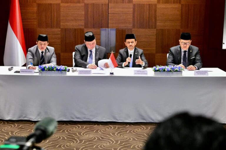 Menteri Energi dan Sumber Daya Mineral (ESDM) Bahlil Lahadalia menegaskan bahwa hingga saat ini tidak ada perubahan harga untuk BBM bersubsidi. Hal tersebut diputuskan pemerintah atas arahan Presiden Prabowo Subianto dan hasil rapat bersama.
