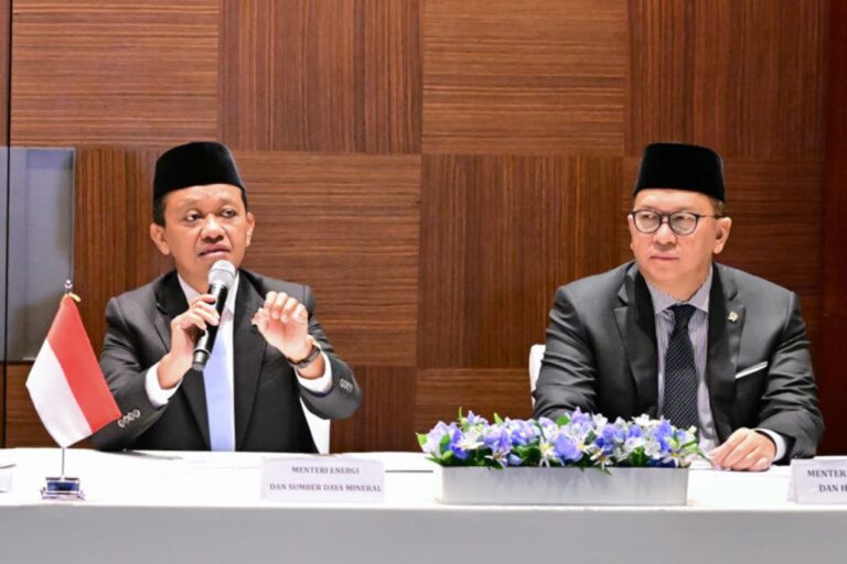 Pemerintah memastikan harga bahan bakar minyak (BBM), khususnya BBM bersubsidi, tidak naik di tengah dinamika harga energi global yang berfluktuasi. Kebijakan ini diambil sebagai bentuk komitmen pemerintah dalam menjaga daya beli masyarakat dan stabilitas ekonomi nasional.  Menteri Energi dan Sumber Daya Mineral (ESDM) Bahlil Lahadalia menegaskan bahwa hingga saat ini tidak ada perubahan harga untuk BBM bersubsidi. Hal tersebut diputuskan pemerintah atas arahan Presiden Prabowo Subianto dan hasil rapat bersama.  Sementara itu, untuk BBM nonsubsidi, pemerintah masih melakukan pembahasan lebih lanjut bersama dengan Pertamina maupun penyedia BBM swasta, sehingga belum ada keputusan terkait penyesuaian harga. Demikian halnya dengan BBM Pertamina Dex, Bahlil memastikan tidak ada kenaikan harga hingga saat ini. Dalam kesempatan tersebut, Bahlil juga mengimbau masyarakat untuk tetap bijak dalam mengonsumsi energi, khususnya dalam penggunaan BBM. Hal tersebut, menurutnya, merupakan salah satu bentuk dukungan dari masyarakat dalam bekerja sama dengan pemerintah.***(Foto: Ekobisnis.com/BPMI Setpres/Rusman)