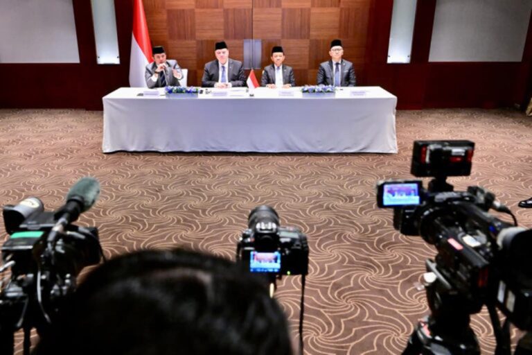 Menteri Energi dan Sumber Daya Mineral (ESDM) Bahlil Lahadalia menegaskan bahwa hingga saat ini tidak ada perubahan harga untuk BBM bersubsidi. Hal tersebut diputuskan pemerintah atas arahan Presiden Prabowo Subianto dan hasil rapat bersama.