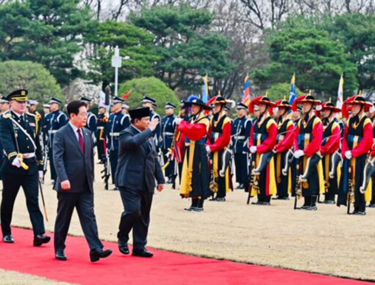Presiden Prabowo Subianto disambut dengan upacara kenegaraan saat melakukan pertemuan dengan Presiden Republik Korea Lee Jae Myung di Istana Kepresidenan Republik Korea, Cheong Wa Dae (Blue House), Rabu (1/4/2026).  Upacara berlangsung khidmat dan penuh penghormatan, mencerminkan makin eratnya hubungan kedua negara.  Setibanya di kompleks Blue House, Presiden Prabowo disambut secara resmi oleh Presiden Lee Jae Myung di depan gedung utama. Prosesi penyambutan diawali dengan pengawalan pasukan berkostum tradisional Korea yang memandu rombongan memasuki area istana, menghadirkan nuansa kehormatan khas kenegaraan Republik Korea. Kedua kepala negara kemudian bersama-sama menuju lokasi upacara penyambutan. Rangkaian acara dimulai dengan penghormatan di mimbar kehormatan, dilanjutkan dengan pemutaran lagu kebangsaan kedua negara. Prosesi dilanjutkan dengan inspeksi pasukan serta perkenalan delegasi resmi dari kedua negara.  Usai upacara penyambutan, Presiden Prabowo melaksanakan agenda pengisian buku tamu kenegaraan dan sesi foto bersama Presiden Lee Jae Myung sebagai simbol persahabatan. Pertemuan kemudian berlanjut dalam format tête-à-tête yang berlangsung hangat dan konstruktif, sebelum dilanjutkan dengan pertemuan bilateral yang melibatkan delegasi masing-masing negara.  Momentum penting dalam kunjungan ini ditandai dengan pertukaran dokumen kerja sama antara Indonesia dan Republik Korea. Sebanyak sepuluh nota kesepahaman telah ditandatangani sebagai bentuk konkret penguatan kemitraan strategis di berbagai sektor. Rangkaian kegiatan kenegaraan kemudian dilanjutkan dengan jamuan santap siang kenegaraan yang diselenggarakan oleh Presiden Republik Korea sebagai bentuk penghormatan kepada Presiden Prabowo dan delegasi Indonesia.***(Foto: Ekobisnis.com/BPMI Setpres/Laily Rachev)