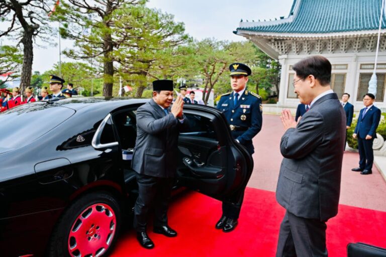 Upacara berlangsung khidmat dan penuh penghormatan, mencerminkan makin eratnya hubungan kedua negara.