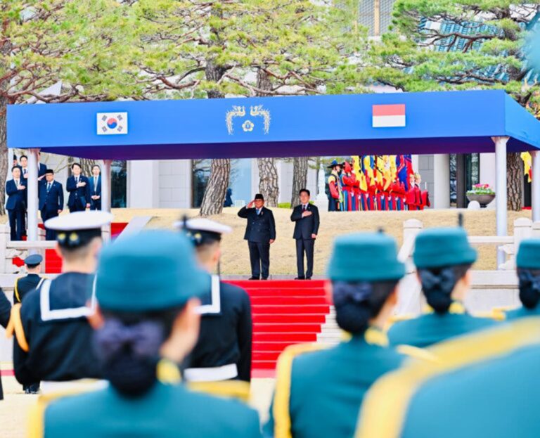 Upacara berlangsung khidmat dan penuh penghormatan, mencerminkan makin eratnya hubungan kedua negara.