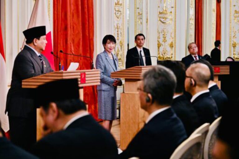 Perdana Menteri (PM) Jepang, Sanae Takaichi menyampaikan komitmen penguatan kemitraan strategis komprehensif antara Jepang dan Indonesia usai melakukan pertemuan bilateral dengan Presiden Prabowo Subianto, di Istana Akasaka, Tokyo, Selasa (31/3/2026).  Dalam pernyataannya, PM Takaichi menekankan bahwa dalam situasi internasional yang makin menantang, kemitraan dengan Indonesia menjadi makin strategis, khususnya dalam mewujudkan kawasan Indo-Pasifik yang bebas dan terbuka. PM Takaichi juga mengapresiasi diskusi intensif yang telah dilakukan bersama Presiden Prabowo dalam berbagai bidang kerja sama.  Dengan visi yang selaras dan komitmen yang konkret, Jepang dan Indonesia kini melangkah bersama di Indo-Pasifik guna membangun masa depan yang lebih stabil, aman, dan sejahtera bagi kawasan dan dunia.***(Foto: Ekobisnis.com/BPMI Setpres/Laily Rachev)