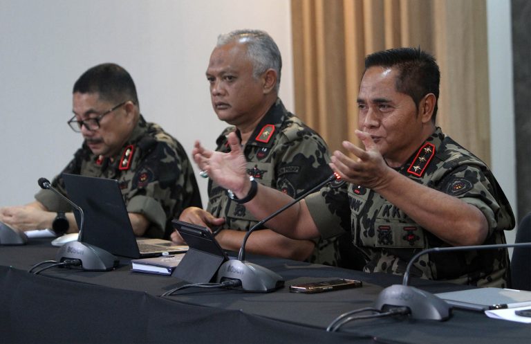 EKOBISNIS.COM: Direktur Jenderal Pengawasan Sumber Daya Kelautan dan Perikanan (PSDKP) Kementerian Kelautan dan Perikanan (KKP) Pung Nugroho Saksono (kiri), Direktur Pengendalian Operasi Armada Teuku Elvitrasyah memberikan keterangan pers terkait penangkapan tiga kapal ikan asing di Jakarta, Rabu (15/4/2026).  Kementerian Kelautan dan Perikanan (KKP) menyelamatkan potensi kerugian negara sebesar Rp20,2 miliar dengan menangkap tiga kapal ikan asing berbendera Malaysia yang diduga melakukan penangkapan ikan ilegal di Selat Malaka pada 10-11 April 2026.  Direktur Jenderal Pengawasan Sumber Daya Kelautan dan Perikanan (PSDKP) KKP Pung Nugroho Saksono mengatakan ketiga kapal tersebut ditangkap saat beroperasi di wilayah perairan Indonesia menggunakan alat tangkap pukat tarik atau trawl yang dilarang.***(Foto: Ekobisnis.com/Purwa)