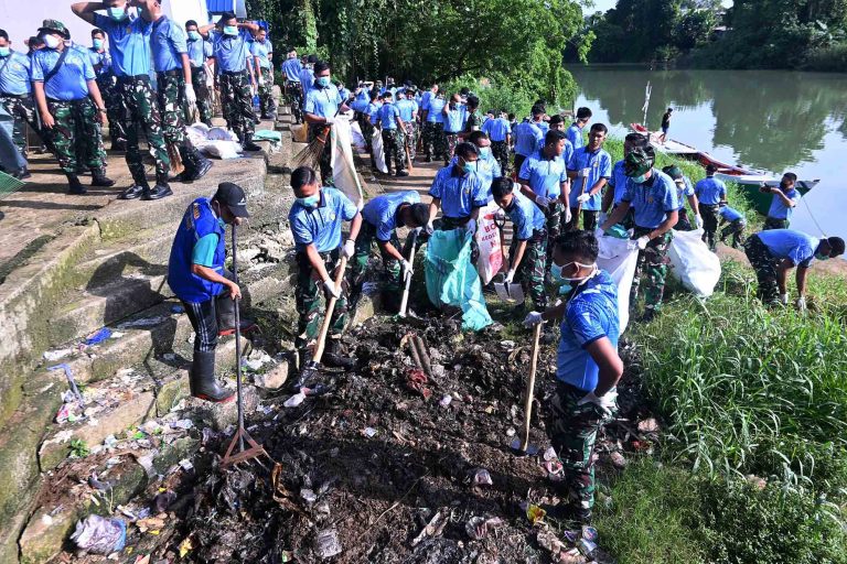 EKOBISNIS.COM: Lanud Sultan Hasanuddin bersama satuan TNI AU wilayah Makassar menggelar kegiatan karya bakti di Tempat Pelelangan Ikan (TPI) dan Pasar Batangase, Kabupaten Maros, Sulawesi Selatan, sebagai wujud kepedulian terhadap kebersihan lingkungan dan kesehatan masyarakat, Senin (6/4/2026).  Kegiatan karya bakti ini melibatkan personel TNI AU dari berbagai satuan TNI AU di wilayah Makassar yang bahu-membahu bersama masyarakat membersihkan area pasar dan lingkungan sekitar TPI. Sasaran kegiatan meliputi pembersihan sampah, saluran air, serta fasilitas umum guna menciptakan lingkungan yang bersih, sehat, dan nyaman bagi aktivitas ekonomi warga.***(Foto: Ekobisnis.com/Dok Dispenau)