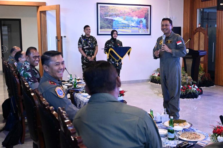 EKOBISNIS.COM: Kepala Staf Angkatan Udara Marsekal TNI M. Tonny Harjono melakukan kunjungan kerja di Apron Base Ops Lanud Sultan Hasanuddin, Senin (20/4/2026).  Dalam kunjungannya ini Kasau berkesempatan memberikan pengarahan kepada segenap Perwira TNI AU jajaran Lanud Sultan Hasanuddin dan Insub, dimana dalam arahannya Kasau menyampaikan apresiasi atas keberhasilan pelaksanaan operasi kemanusiaan dan penanggulangan bencana di berbagai wilayah, serta capaian zero accident dalam dua tahun terakhir yang harus terus dipertahankan dan menegaskan seluruh perwira harus menunjukkan kualitas kepemimpinan, karakter, dan kemampuan terbaik dalam menghadapi dinamika lingkungan strategis.***(Foto: Ekobisnis.com/Dok Dispenau)