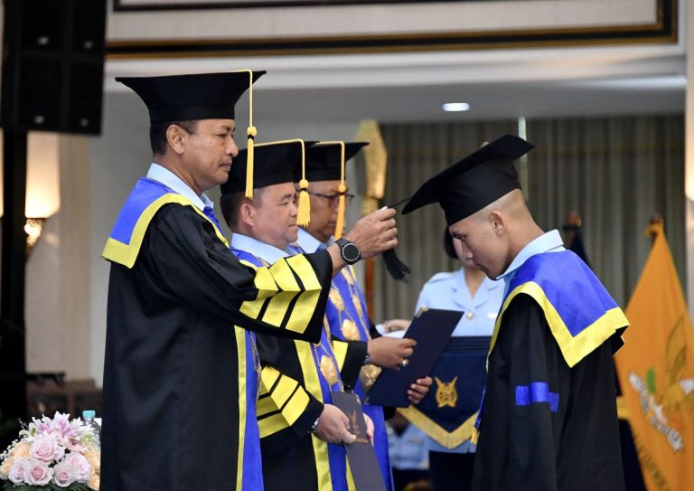 EKOBISNIS.COM: Kasau Marsekal TNI M. Tonny Harjono memimpin Sidang Terbuka Senat Akademik Wisuda Sarjana Terapan Pertahanan 144 perwira remaja 2025 Akademi Angkatan Udara di Yogyakarta, Kamis (16/4/2026).  TNI Angkatan Udara terus berkomitmen mencetak sumber daya manusia unggul yang siap menjawab tantangan tugas serta perkembangan lingkungan strategis.***(Foto: Ekobisnis.com/Dok Dispenau)