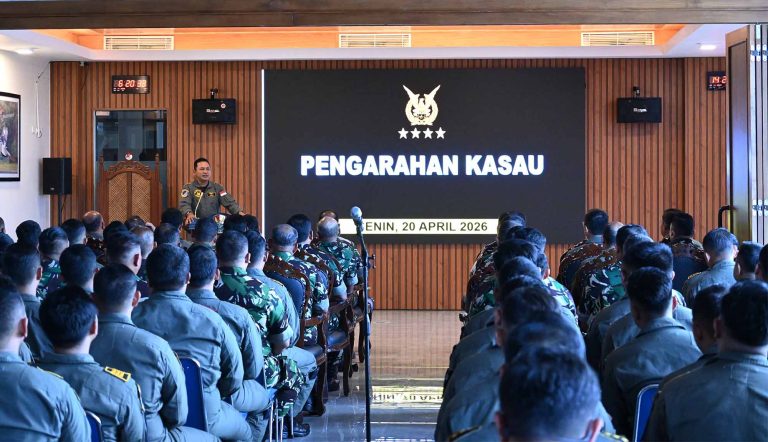Dalam kunjungannya ini Kasau berkesempatan memberikan pengarahan kepada segenap Perwira TNI AU jajaran Lanud Sultan Hasanuddin dan Insub, dimana dalam arahannya Kasau menyampaikan apresiasi atas keberhasilan pelaksanaan operasi kemanusiaan dan penanggulangan bencana di berbagai wilayah, serta capaian zero accident dalam dua tahun terakhir yang harus terus dipertahankan dan menegaskan seluruh perwira harus menunjukkan kualitas kepemimpinan, karakter, dan kemampuan terbaik dalam menghadapi dinamika lingkungan strategis.