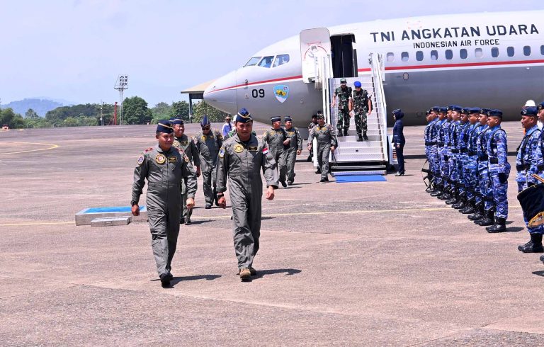 Dalam kunjungannya ini Kasau berkesempatan memberikan pengarahan kepada segenap Perwira TNI AU jajaran Lanud Sultan Hasanuddin dan Insub, dimana dalam arahannya Kasau menyampaikan apresiasi atas keberhasilan pelaksanaan operasi kemanusiaan dan penanggulangan bencana di berbagai wilayah, serta capaian zero accident dalam dua tahun terakhir yang harus terus dipertahankan dan menegaskan seluruh perwira harus menunjukkan kualitas kepemimpinan, karakter, dan kemampuan terbaik dalam menghadapi dinamika lingkungan strategis.