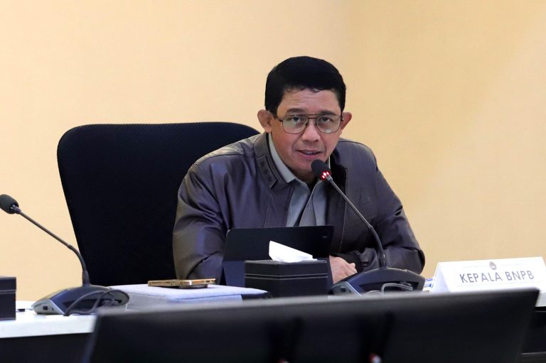 EKOBISNIS.COM: Kepala BNPB Letjen TNI Suharyanto turut hadir dan memaparkan progres realisasi penyaluran dana stimulan rumah rusak terdampak bencana di Sumatra, pada Rapat Koordinasi Tingkat Menteri Tim Pengarah Satgas Percepatan Rehabilitasi dan Rekonstruksi Pascabencana, di Kantor Kementerian Koordinator Bidang Pembangunan Manusia dan Kebudayaan, Jakarta, Senin (6/4/2026).  Pemerintah menyiapkan rencana induk Percepatan Rehabilitasi dan Rekonstruksi Pascabencana (PRRP) untuk wilayah Aceh dan Sumatra. Dalam rencana tersebut, total kebutuhan anggaran pemulihan wilayah terdampak bencana mencapai Rp100,2 triliun dengan periode pelaksanaan selama tiga tahun, yaitu 2026 hingga 2028.***(Foto: Ekobisnis.com/Dok BNPB)