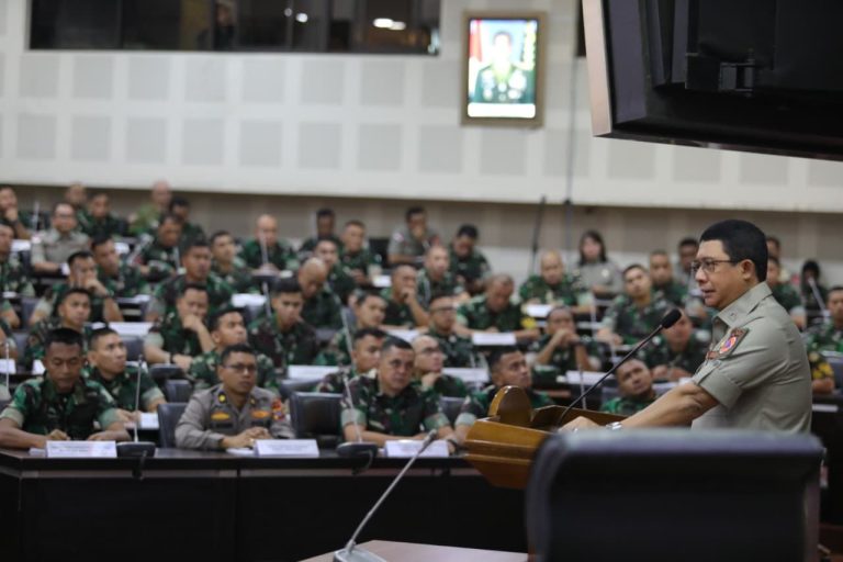 Sebanyak 282 pasis yang terdiri dari TNI Angkatan Darat (AD), TNI Angkatan Udara (AU), TNI Angkatan Laut (AL), Kepolisian Republik Indonesia (Polri) dan Pasis dari negara sahabat tampak antusias dalam menerima pembekalan materi yang disampaikan.