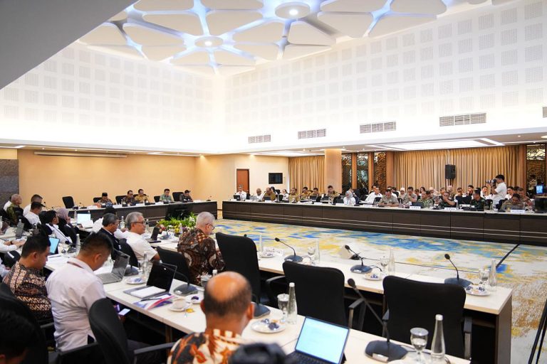 Pemerintah menyiapkan rencana induk Percepatan Rehabilitasi dan Rekonstruksi Pascabencana (PRRP) untuk wilayah Aceh dan Sumatra. Dalam rencana tersebut, total kebutuhan anggaran pemulihan wilayah terdampak bencana mencapai Rp100,2 triliun dengan periode pelaksanaan selama tiga tahun, yaitu 2026 hingga 2028.