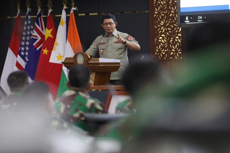 Kepala Badan Nasional Penanggulangan Bencana (BNPB) Letjen TNI Suharyanto saat memberikan kuliah umum bagi Perwira Siswa (Pasis) Pendidikan Reguler (Dikreg) LXVII Sekolah Staf dan Komando Angkatan Darat (Seskoad) di Gedung Gatot Subroto Seskoad, Bandung, Jawa Barat, Rabu (1/4/2026).  Sebanyak 282 pasis yang terdiri dari TNI Angkatan Darat (AD), TNI Angkatan Udara (AU), TNI Angkatan Laut (AL), Kepolisian Republik Indonesia (Polri) dan Pasis dari negara sahabat tampak antusias dalam menerima pembekalan materi yang disampaikan.  Dalam arahannya Suharyanto menyampaikan BNPB terus memperkuat sistem penanggulangan bencana secara menyeluruh, mulai dari tahap mitigasi, kesiapsiagaan, tanggap darurat, hingga rehabilitasi dan rekonstruksi, guna melindungi masyarakat serta menjaga ketahanan nasional.  BNPB terus mengembangkan sistem mitigasi berbasis teknologi, salah satunya melalui pembangunan Multi Hazard Early Warning System (MHEWS) serta pemasangan sensor, sirine, dan dashboard pemantauan berbasis real-time.***(Foto: Ekobisnis.com/Dok BNPB)