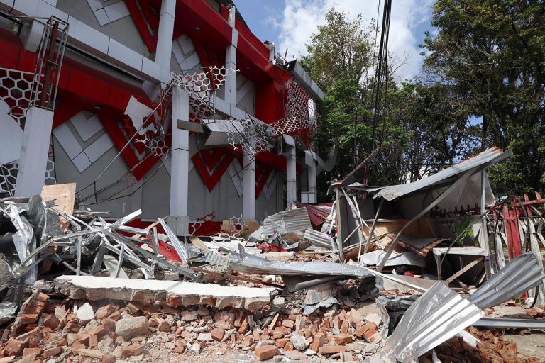 Kehadirannya difokuskan melihat kerusakan bangunan di kawasan Gedung KONI (Hall B) serta permukiman warga guna memastikan langkah-langkah penanganan darurat telah berjalan dengan optimal.