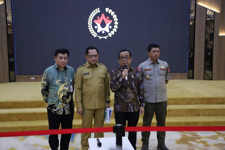 Pemerintah menyiapkan rencana induk Percepatan Rehabilitasi dan Rekonstruksi Pascabencana (PRRP) untuk wilayah Aceh dan Sumatra. Dalam rencana tersebut, total kebutuhan anggaran pemulihan wilayah terdampak bencana mencapai Rp100,2 triliun dengan periode pelaksanaan selama tiga tahun, yaitu 2026 hingga 2028.