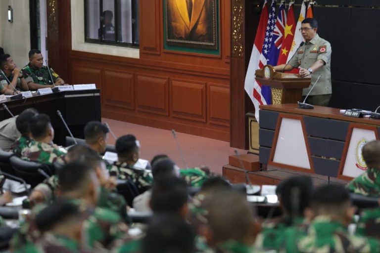 Sebanyak 282 pasis yang terdiri dari TNI Angkatan Darat (AD), TNI Angkatan Udara (AU), TNI Angkatan Laut (AL), Kepolisian Republik Indonesia (Polri) dan Pasis dari negara sahabat tampak antusias dalam menerima pembekalan materi yang disampaikan.