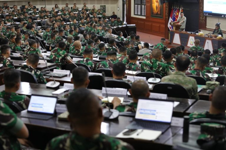 Sebanyak 282 pasis yang terdiri dari TNI Angkatan Darat (AD), TNI Angkatan Udara (AU), TNI Angkatan Laut (AL), Kepolisian Republik Indonesia (Polri) dan Pasis dari negara sahabat tampak antusias dalam menerima pembekalan materi yang disampaikan.