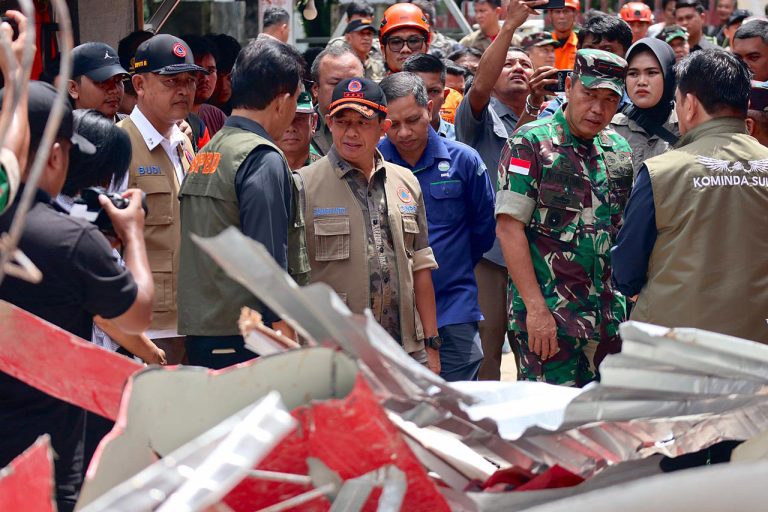 Kepala Badan Nasional Penanggulangan Bencana (BNPB) Letjen TNI Suharyanto meninjau lokasi terdampak gempa bumi berkekuatan Magnitudo (M) 7,6 di Kota Manado, Sulawesi Utara, Jumat (3/4/2026).  Kehadirannya difokuskan melihat kerusakan bangunan di kawasan Gedung KONI (Hall B) serta permukiman warga guna memastikan langkah-langkah penanganan darurat telah berjalan dengan optimal.  Saat berada di gedung KONI, Kepala BNPB juga berdialog langsung dengan warga sekitar yang terdampak. Dari mereka, Kepala BNPB mendengarkan kesaksian terkait detik-detik kejadian gempa bumi yang memicu kepanikan warga hingga menyebabkan seorang warga meninggal dunia tertimpa reruntuhan bangunan. Pada kesempatan tersebut, Letjen TNI Suharyanto kemudian menyerahkan dukungan logistik berupa kebutuhan dasar kepada warga sekitar yang terdampak dan mereka yang mengalami luka-luka akibat reruntuhan.***(Foto: Ekobisnis.com/Dok BNPB)