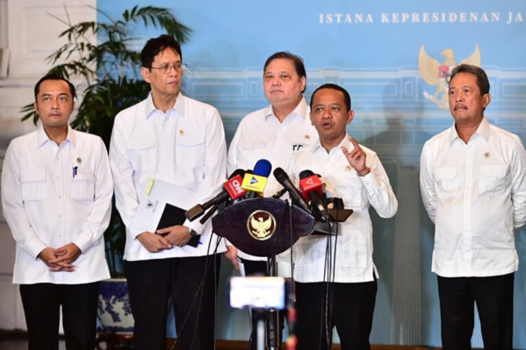 EKOBISNIS.COM: Pemerintah memastikan bahwa pasokan energi nasional tetap dalam kondisi aman dan terkendali di tengah dinamika geopolitik global, termasuk ketegangan di kawasan Timur Tengah. Hal tersebut ditegaskan oleh Menteri Energi dan Sumber Daya Mineral (ESDM), Bahlil Lahadalia, dalam keterangannya kepada awak media di Kompleks Istana Kepresidenan, Jakarta, pada Rabu, 8 April 2026. “Saya menyampaikan bahwa masa sulit kita untuk LPG sudah kita lewati sejak tanggal 4. Alhamdulillah sekarang cadangan kita untuk LPG kapasitasnya sudah di atas 10 hari. Sebentar lagi kapal kita masuk dan solar tidak kita lakukan impor, yang kita lakukan itu tinggal bensin saja, tinggal keluar lebih sekitar 20-22 juta kiloliter. Itu saja,” ujar Menteri ESDM. Pemerintah juga memastikan bahwa kebutuhan Indonesia terhadap pasokan energi dari kawasan rawan relatif terbatas. Menurut Bahlil, impor dari kawasan Timur Tengah hanya berupa minyak mentah (crude oil) dengan porsi sekitar 20–25 persen, sementara BBM jadi tidak diimpor dari kawasan tersebut. “Total yang kita ambil dari Selat Hormuz untuk crude, kita kan tidak pernah impor BBM jadi dari Timur Tengah, dari Middle East. Yang ada itu tinggal crude-nya saja, crude-nya itu sekitar 20-25 persen,” ungkapnya.***(Foto: Ekobisnis.com/BPMI Setpres/Muchlis Jr)