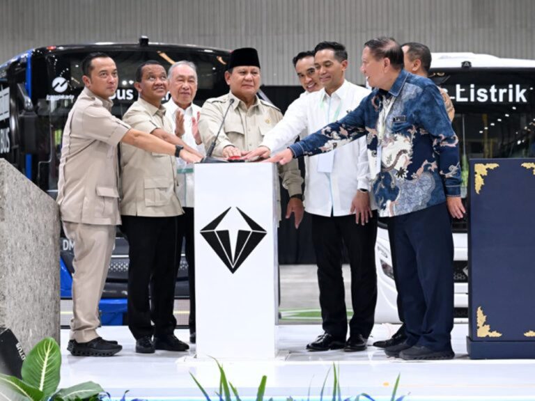 EKOBISNIS.COM: Presiden Prabowo Subianto meresmikan pabrik perakitan kendaraan komersial listrik PT. VKTR Sakti Industries di Kabupaten Magelang, Provinsi Jawa Tengah, Kamis (9/4/2026).  Peresmian ini menjadi tonggak penting dalam penguatan industri kendaraan listrik nasional sekaligus mendukung transisi menuju energi bersih.***(Foto: Ekobisnis.com/BPMI Setpres/Kris)