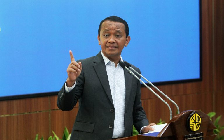 EKOBISNIS.COM: Menteri ESDM Bahlil Lahadalia menyampaikan keterangan saat konferensi pers terkait penemuan cadangan gas raksasa di Kementerian ESDM, Jakarta, Senin (20/4/2026).   Menteri ESDM menyampaikan temuan tersebut berasal dari hasil eksplorasi sumur Geliga-1 di Blok Ganal, lepas pantai Kalimantan Timur dengan potensi sumber daya gas sekitar 5 triliun kaki kubik serta 300 juta barel kondensat yang dioperasikan perusahaan energi asal Italia ENI.***(Foto: Ekobisnis.com/Purwa)