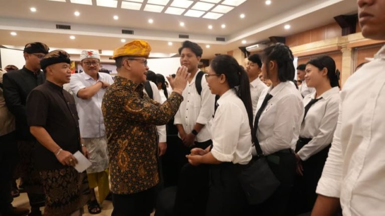Menteri Pelindungan Pekerja Migran Indonesia (P2MI) Mukhtarudin secara resmi melepas 1.000 Calon Pekerja Migran Indonesia (CPMI) sektor Hospitality yang akan bertolak ke Bulgaria, Kamis (2/4/2026).  Acara pelepasan secara simbolis yang berlangsung di Hotel Prama Sanur Beach, Bali, ini menjadi momentum penting dalam pencapaian target penempatan tenaga kerja terampil Indonesia di pasar global.***(Foto: Ekobisnis.com/Dok KemenP2MI)