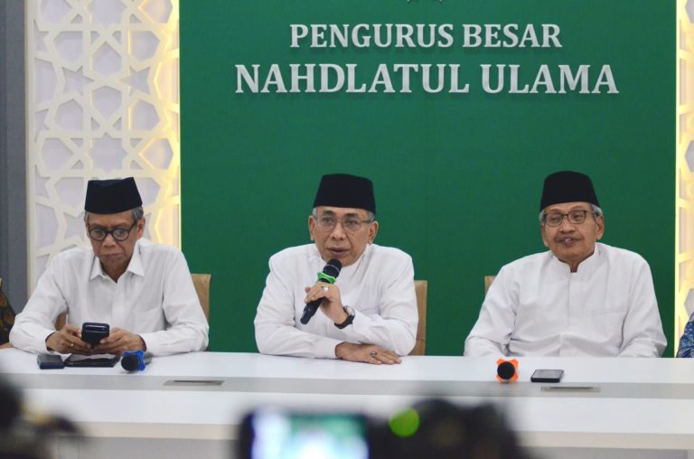 EKOBISNIS.COM: Ketua Umum Pengurus Besar Nahdlatul Ulama (PBNU) Yahya Cholil Staquf (tengah) didampingi Sekretaris Jenderal PBNU, Amin Said Husni (kiri) dan Ketua PBNU Ulil Abshar Abdalla memberikan keterangan pers terkait update situasi PBNU dan isu sosial mutakhir di Gedung PBNU, Jakarta, Jumat (10/4/2026).   Dalam kesempatan tersebut, Gus Yahya menyampaikan apresiasi atas tercapainya kesepakatan gencatan senjata antara Iran dan Amerika Serikat dalam dua pekan terakhir, sebagai langkah positif menuju perdamaian global.***(Foto: Ekobisnis.com/Purwa)