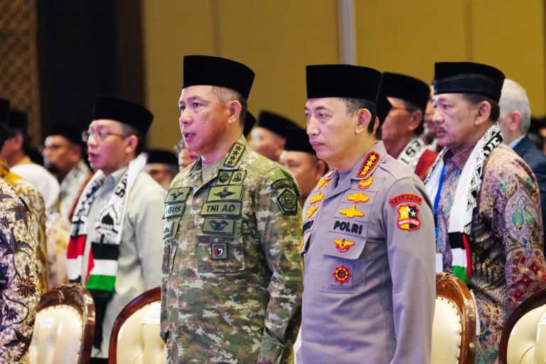 EKOBISNIS.COM: Panglima TNI Jenderal TNI Agus Subiyanto (kiri) dan Kapolri Jenderal Pol. Listyo Sigit Prabowo saat menghadiri acara Silaturahmi Nasional Organisasi Kemasyarakatan (Ormas) Islam dan Halal Bihalal Idul Fitri 1447 H yang diselenggarakan oleh Majelis Ulama Indonesia (MUI) dengan tema “Bersatu dalam Ukhuwah untuk Keadilan dan Perdamaian Dunia”, di Jakarta, Rabu (15/4/2026).  Kegiatan ini diikuti sekitar 1.000 peserta yang terdiri dari pengurus MUI Pusat, ormas Islam tingkat nasional, serta organisasi kepemudaan Islam. Momentum ini menjadi ajang silaturahmi sekaligus memperkuat ukhuwah Islamiyah dalam rangka menjaga persatuan dan kesatuan bangsa.***(Foto: Ekobisnis.com/Dok Puspen TNI)