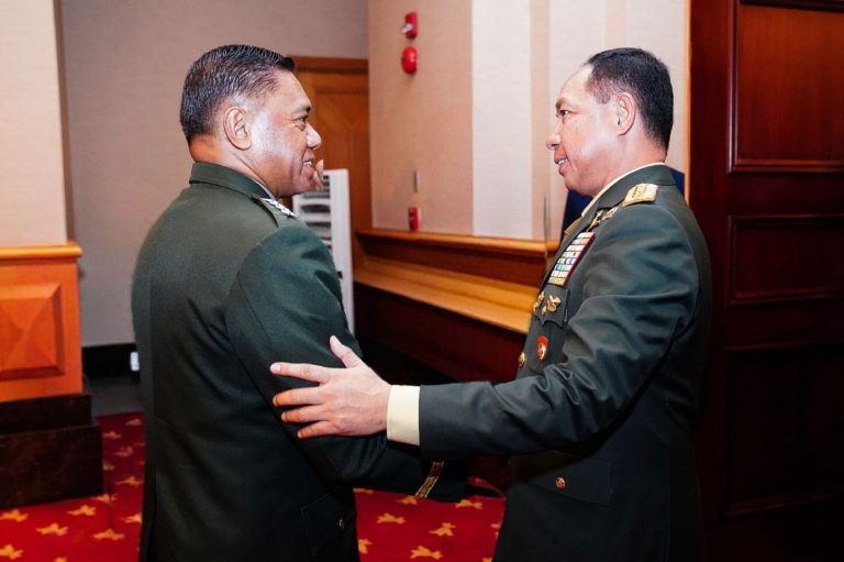 EKOBISNIS.COM: Panglima TNI Jenderal TNI Agus Subiyanto dan Panglima Angkatan Bersenjata Filipina (Chief of Staff of The Armed Forces of The Philippines) Jenderal Romeo S. Brawner Jr. menggelar 5th Philippines - Indonesia (Philindo) Military Cooperation Meeting 2026 di Jakarta, Rabu (8/4/2026).  Dalam pertemuan tersebut Panglima TNI menegaskan komitmen Indonesia untuk terus memperkuat hubungan bilateral dengan Filipina, serta berkontribusi aktif dalam memajukan harmoni dan solidaritas di seluruh kawasan ASEAN. Melalui kerja sama yang erat, diharapkan Indonesia dan Filipina dapat menghadapi tantangan regional dengan lebih baik dan mewujudkan kawasan yang damai, aman, dan sejahtera.***(Foto: Ekobisnis.com/Dok Puspen TNI)