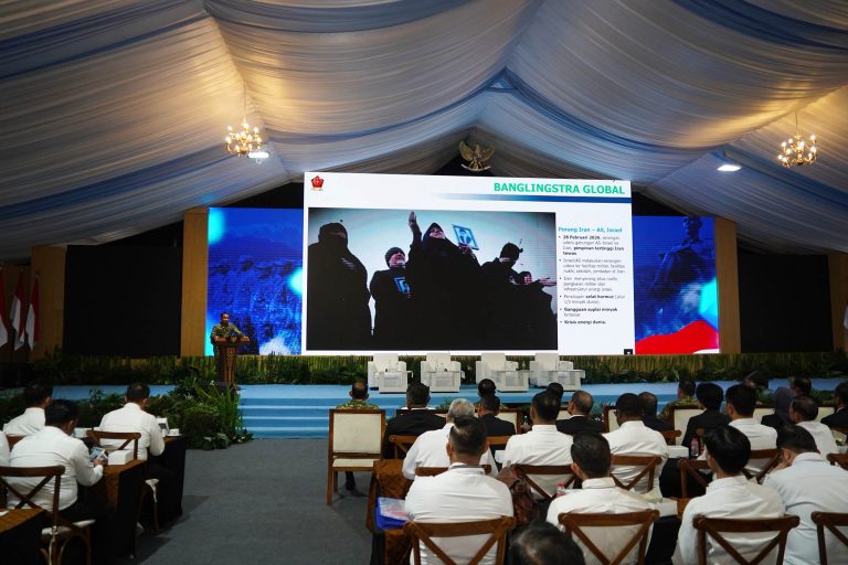 EKOBISNIS.COM: Panglima TNI Jenderal TNI Agus Subiyanto memberikan materi tentang “Program dan Kebijakan TNI dalam Mendukung Asta Cita Mewujudkan Indonesia Emas 2045”, kepada peserta Kursus Pemantapan Pimpinan Daerah (KPPD) bagi Ketua Dewan Perwakilan Rakyat Daerah (DPRD) seluruh Indonesia, di Akademi Militer Magelang, Jawa Tengah, Minggu (19/4/2026).  Dalam paparannya, Panglima TNI menegaskan bahwa TNI tidak hanya berperan menjaga kedaulatan negara, tetapi juga mendukung percepatan pembangunan daerah melalui kerja sama dengan pemerintah daerah.***(Foto: Ekobisnis.com/Dok Puspen TNI)