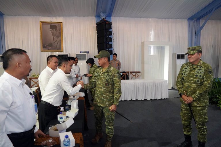 Dalam paparannya, Panglima TNI menegaskan bahwa TNI tidak hanya berperan menjaga kedaulatan negara, tetapi juga mendukung percepatan pembangunan daerah melalui kerja sama dengan pemerintah daerah.