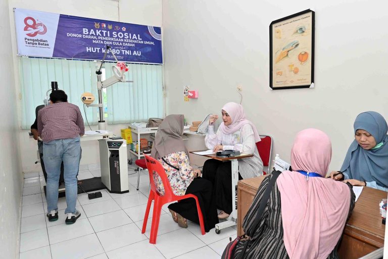 Rangkaian kegiatan meliputi pendaftaran peserta, pemeriksaan refraksi optik, hingga pemeriksaan mata secara menyeluruh. Selain mendapatkan layanan pemeriksaan gratis, masyarakat juga akan menerima kacamata sesuai kebutuhan yang rencana akan dibagikan pada puncak acara Bakti Sosial pada 14 April 2026 mendatang, sekaligus menggelar beberapa kegiatan meliputi Donor Darah, Pemeriksaan Kesehatan Umum dan Gula Darah secara gratis serta membuka stand Bazar Murah bagi masyarakat umum.