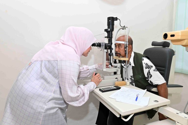 Rangkaian kegiatan meliputi pendaftaran peserta, pemeriksaan refraksi optik, hingga pemeriksaan mata secara menyeluruh. Selain mendapatkan layanan pemeriksaan gratis, masyarakat juga akan menerima kacamata sesuai kebutuhan yang rencana akan dibagikan pada puncak acara Bakti Sosial pada 14 April 2026 mendatang, sekaligus menggelar beberapa kegiatan meliputi Donor Darah, Pemeriksaan Kesehatan Umum dan Gula Darah secara gratis serta membuka stand Bazar Murah bagi masyarakat umum.