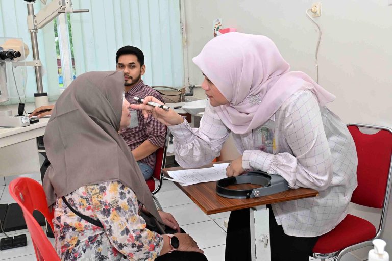 EKOBISNIS.COM: Sebagai wujud kepedulian terhadap kesehatan masyarakat, Komandan Lanud Sjamsudin Noor, Kolonel Pnb Hilman L.P. Ambarita menginisiasi pelaksanaan kegiatan bakti sosial pemeriksaan mata gratis yang digelar oleh Rumah Sakit TNI AU (RSAU) Sjamsudin Noor dalam rangka memperingati HUT ke-80 TNI Angkatan Udara Tahun 2026.  Rangkaian kegiatan meliputi pendaftaran peserta, pemeriksaan refraksi optik, hingga pemeriksaan mata secara menyeluruh. Selain mendapatkan layanan pemeriksaan gratis, masyarakat juga akan menerima kacamata sesuai kebutuhan yang rencana akan dibagikan pada puncak acara Bakti Sosial pada 14 April 2026 mendatang, sekaligus menggelar beberapa kegiatan meliputi Donor Darah, Pemeriksaan Kesehatan Umum dan Gula Darah secara gratis serta membuka stand Bazar Murah bagi masyarakat umum.***(Foto: Ekobisnis.com/Dok Dispenau)