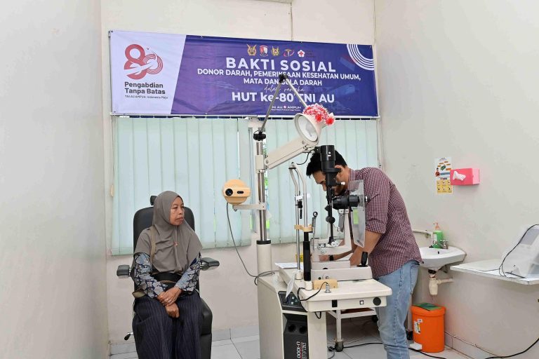 Rangkaian kegiatan meliputi pendaftaran peserta, pemeriksaan refraksi optik, hingga pemeriksaan mata secara menyeluruh. Selain mendapatkan layanan pemeriksaan gratis, masyarakat juga akan menerima kacamata sesuai kebutuhan yang rencana akan dibagikan pada puncak acara Bakti Sosial pada 14 April 2026 mendatang, sekaligus menggelar beberapa kegiatan meliputi Donor Darah, Pemeriksaan Kesehatan Umum dan Gula Darah secara gratis serta membuka stand Bazar Murah bagi masyarakat umum.