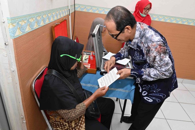 Rangkaian kegiatan meliputi pendaftaran peserta, pemeriksaan refraksi optik, hingga pemeriksaan mata secara menyeluruh. Selain mendapatkan layanan pemeriksaan gratis, masyarakat juga akan menerima kacamata sesuai kebutuhan yang rencana akan dibagikan pada puncak acara Bakti Sosial pada 14 April 2026 mendatang, sekaligus menggelar beberapa kegiatan meliputi Donor Darah, Pemeriksaan Kesehatan Umum dan Gula Darah secara gratis serta membuka stand Bazar Murah bagi masyarakat umum.