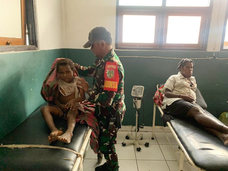 Aksi kekejaman ini memicu kepanikan luar biasa, memaksa warga setempat untuk mengungsi demi keselamatan jiwa. Merespons situasi genting tersebut, personel TNI turun tangan langsung membantu evakuasi warga, termasuk para mama-mama dan anak-anak yang juga menjadi korban kekerasan, hingga mereka selamat sampai di wilayah Kabupaten Puncak Jaya.