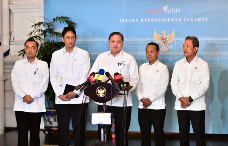 EKOBISNIS.COM: Pemerintah menegaskan bahwa pertumbuhan ekonomi nasional pada kuartal pertama tahun 2026 tetap terjaga kuat dan stabil di tengah dinamika global. Hal tersebut disampaikan oleh Menteri Koordinator Bidang Perekonomian, Airlangga Hartarto, dalam keterangannya kepada awak media usai Rapat Kerja Pemerintah bersama anggota Kabinet Merah Putih, pejabat Eselon I kementerian/lembaga, serta Direktur Utama BUMN di Kompleks Istana Kepresidenan Jakarta, pada Rabu, 8 April 2026. “Pemerintah masih melihat pertumbuhan ekonomi di kuartal pertama masih baik, masih bisa mencapai, tadi Menteri Keuangan juga menyampaikan, lebih besar sama dengan 5,5 persen,” jelasnya. Menko Airlangga menjelaskan, capaian tersebut didukung oleh fundamental ekonomi domestik yang tetap kuat, terutama dari sisi konsumsi rumah tangga. “Kondisi konsumsi kita kuat, di mana konsumsi mewakili 54 persen dari PDB,” jelasnya.***(Foto: Ekobisnis.com/BPMI Setpres)