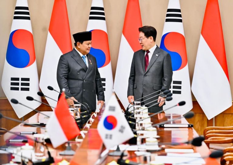 Presiden Lee menyampaikan bahwa pada pertemuan puncak sebelumnya, kedua negara telah berkomitmen untuk membawa hubungan bilateral ke tingkat tertinggi. Selain itu, Presiden Lee juga menekankan bahwa kunjungan kenegaraan Presiden Prabowo kali ini menjadi momentum penting untuk meraih capaian bersejarah melalui peningkatan hubungan menjadi kemitraan strategis komprehensif khusus.